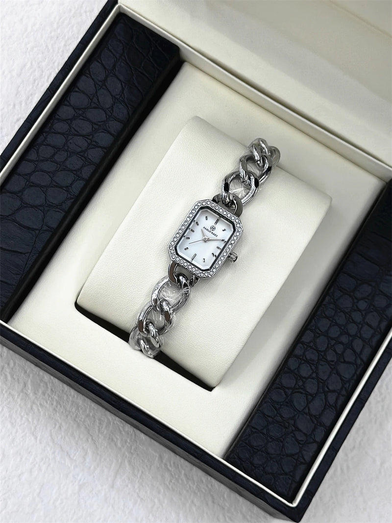 Elegant Yellow Gold Diamond Wristwatch for Women – High Quality Luxury Timepiece for Casual Dress.