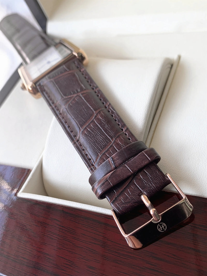 Elegant Quartz Leather Waterproof Wristwatch with Date Display