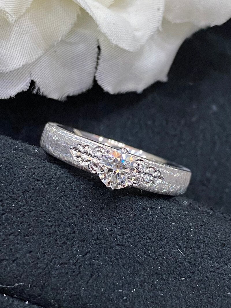 18K White Gold Natural Diamond Ring Classic Style for Women