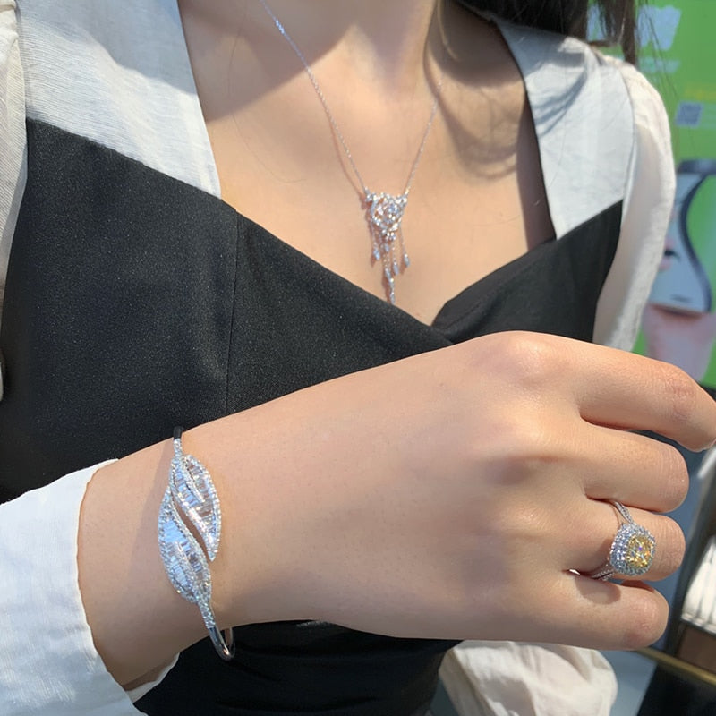 18K White Gold Natural Diamond Leaf Shape Bangle for Women