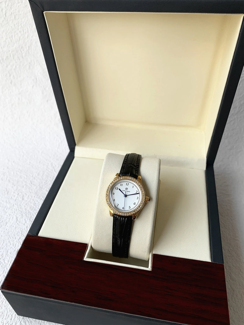 Luxury Gold Wristwatch for Women: High Quality Leather Strap, Waterproof, Elegant.