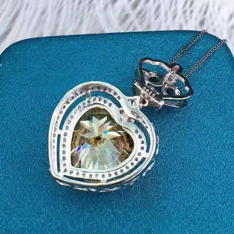 Domineering Golden Moissan Diamond Pendant Lucky Hearts & Arrows Cut Main Stone 10 Carat Seiko Inlaid Jewelry Accessories