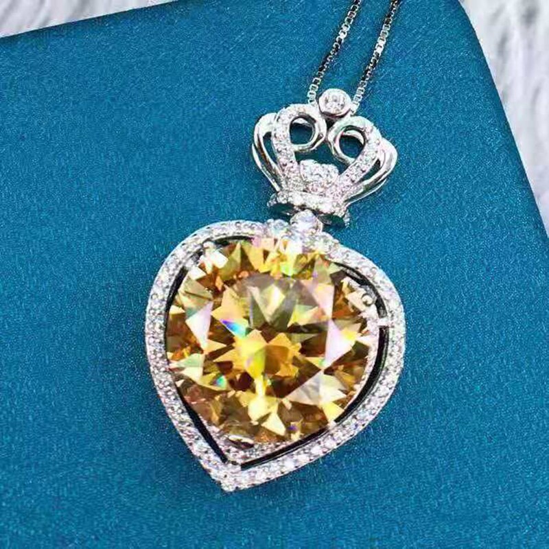 Domineering Golden Moissan Diamond Pendant Lucky Hearts & Arrows Cut Main Stone 10 Carat Seiko Inlaid Jewelry Accessories
