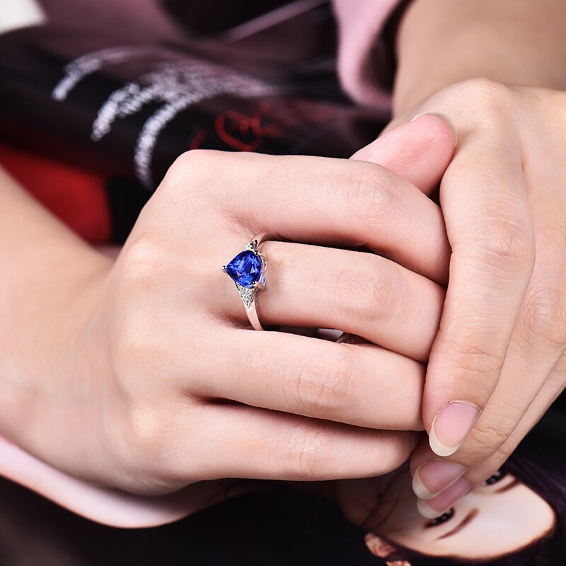 18K White Gold Tanzanite Ring with Diamonds