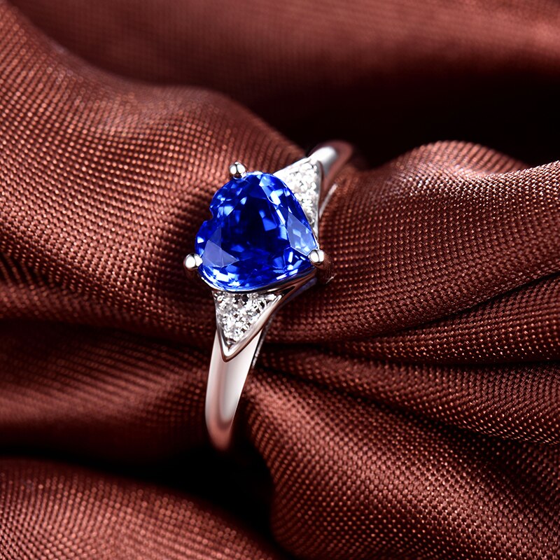 18K White Gold Tanzanite Ring with Diamonds